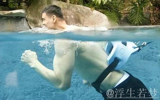 姚明泳池照曝光，NBA球星身材堪比超人